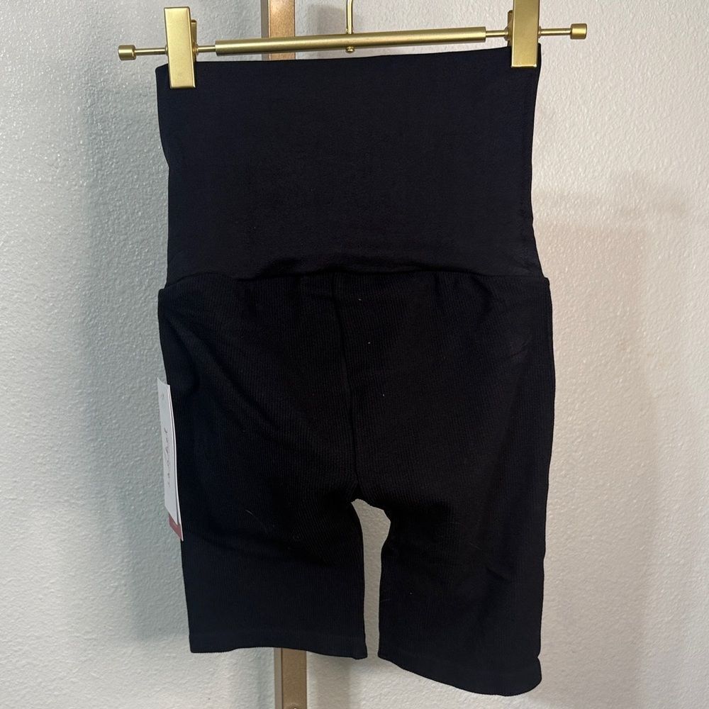 Ingrid & Isabel Black maternity Biker Shorts- Size XS - Picture 5 of 6